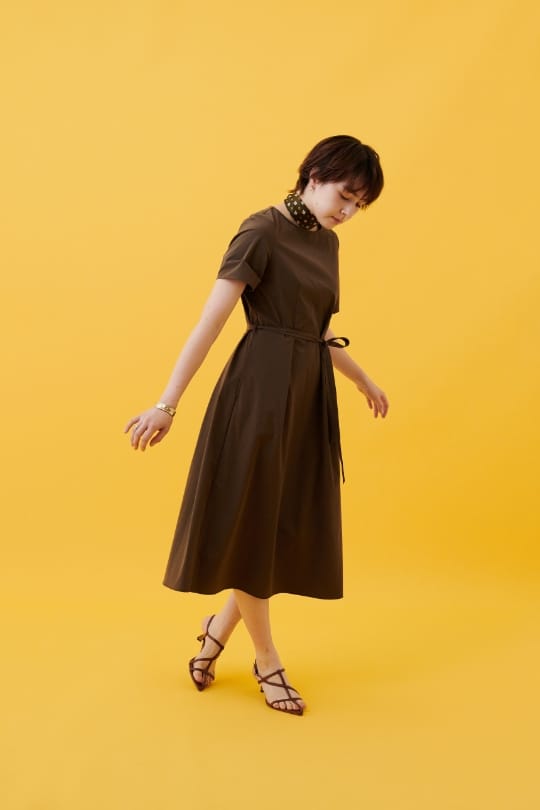 A/C DESIGN BY ALPHA CUBIC ストレッチラッシュワンピース【はっ水・接触冷感・ストレッチ】を着用した女性 スライド03