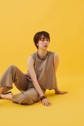 CROSS FUNCTION 《シワになりにくい》サマナチュラ リネンライクオールインワンを着用した女性 04