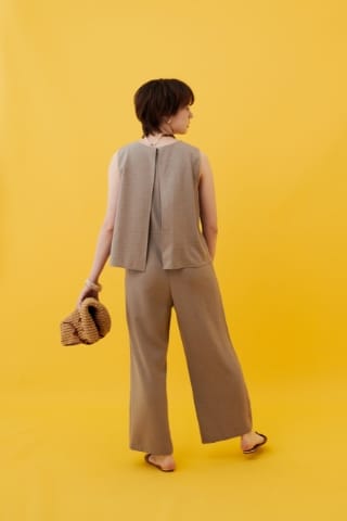 CROSS FUNCTION 《シワになりにくい》サマナチュラ リネンライクオールインワンを着用した女性 05