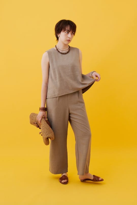 CROSS FUNCTION 《シワになりにくい》サマナチュラ リネンライクオールインワンを着用した女性 スライド01