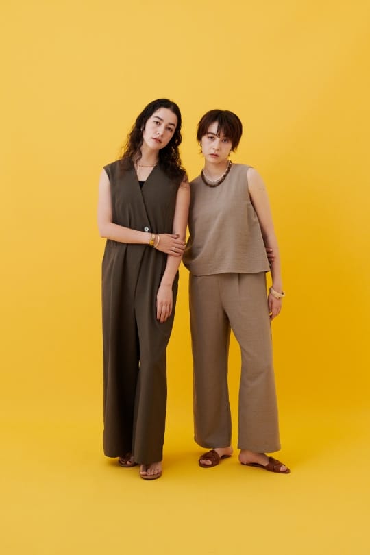 CROSS FUNCTION 《シワになりにくい》サマナチュラ リネンライクオールインワンを着用した女性 スライド02