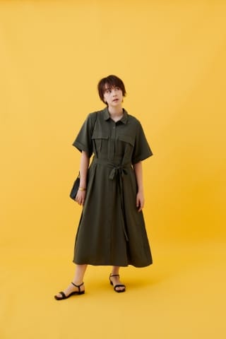 anyfee【大きいサイズ】リネン調サファリシャツワンピース《接触冷感 ・UVカット・イージーケア》を着用した女性 04