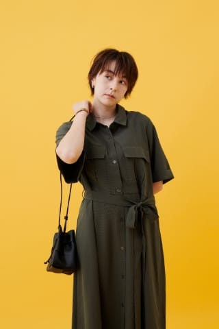 anyfee【大きいサイズ】リネン調サファリシャツワンピース《接触冷感 ・UVカット・イージーケア》を着用した女性 05