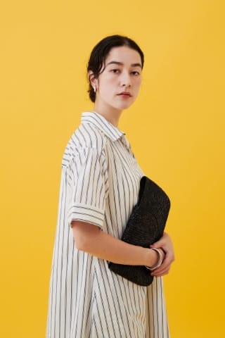 LE SOUK HOLIDAY スキッパーストライプシャツワンピースを着用した女性 04