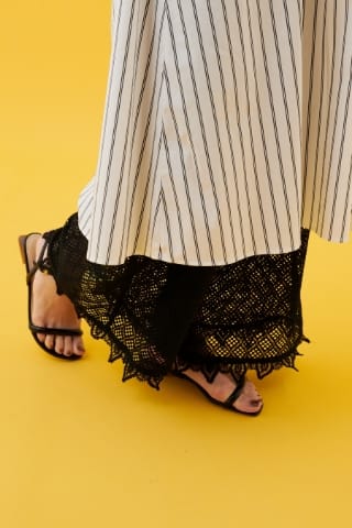 LE SOUK HOLIDAY スキッパーストライプシャツワンピースを着用した女性 05