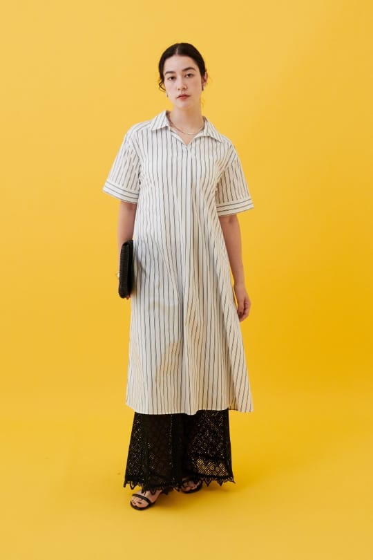 LE SOUK HOLIDAY スキッパーストライプシャツワンピースを着用した女性 スライド01