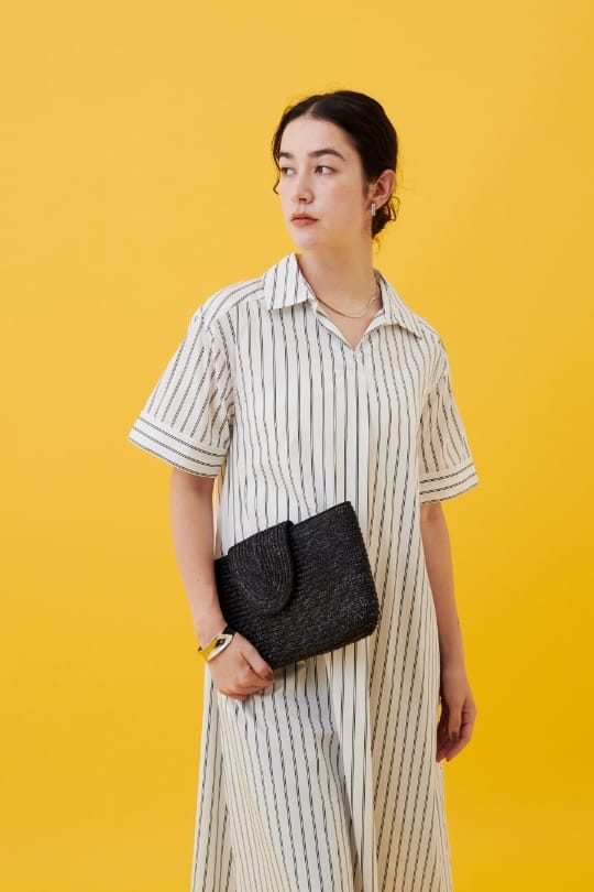 LE SOUK HOLIDAY スキッパーストライプシャツワンピースを着用した女性 スライド02