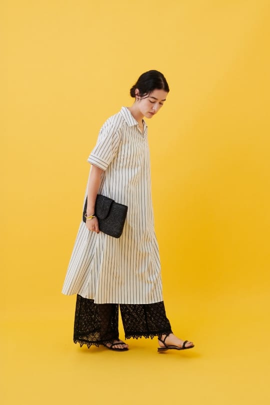 LE SOUK HOLIDAY スキッパーストライプシャツワンピースを着用した女性 スライド03