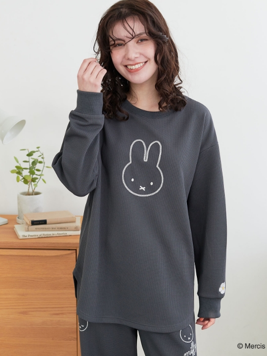 【miffy/ミッフィー】ワッフル刺繍ルームウェアトップス/パジャマ（上下別売り）（2026SS）の着用イメージ