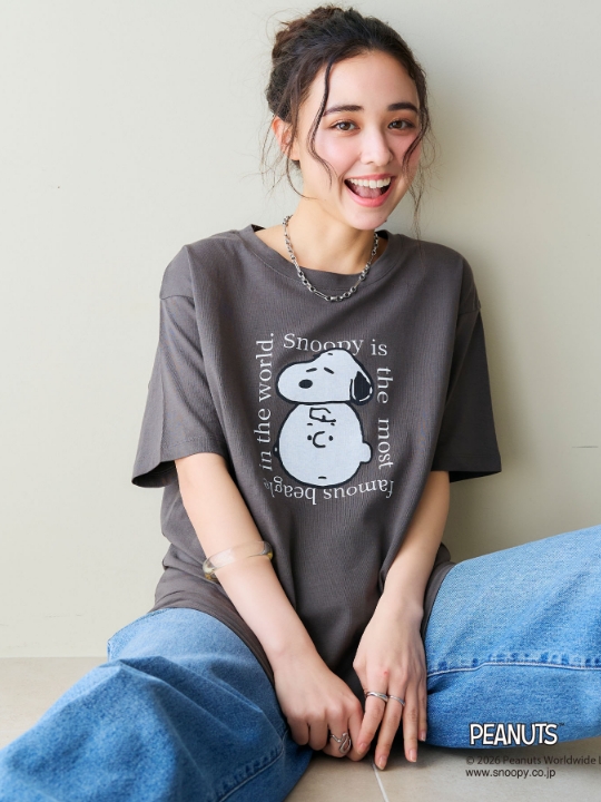 【PEANUTS/ピーナッツ】SNOOPY/スヌーピー＆チャーリー・ブラウンフェイスプリントTシャツ（2026SS）の着用イメージ