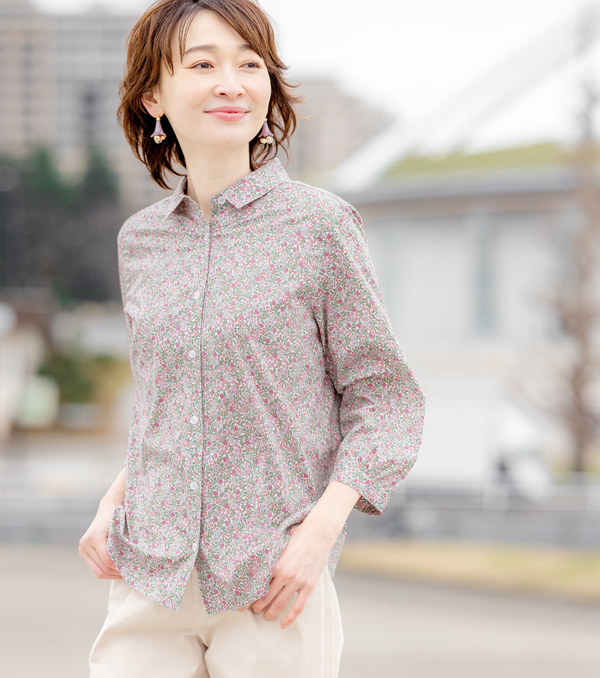 タナローンリバティ柄シャツ・ピンクを着用している女性の写真