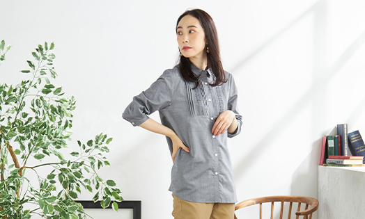 シャンブレーピンタックブラウスを着用している女性モデルの画像04