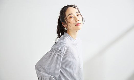 シャーリングブラウスを着用している女性モデルの画像06