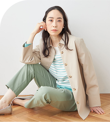 ステンカラーコート（ベージュ）を着用した女性の写真1