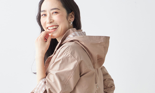 マウンテンパーカー（ピンク）を着用した女性の写真3