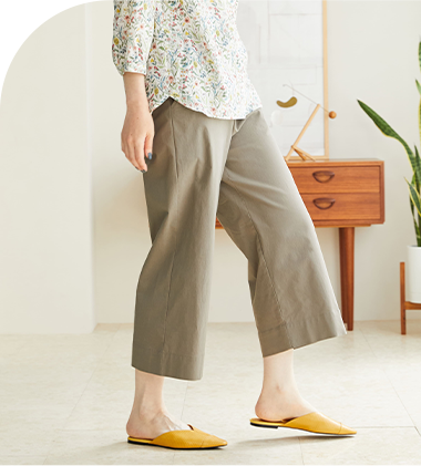 【冷感】バックラッシュパンツ（モカ）を着用した女性の写真1
