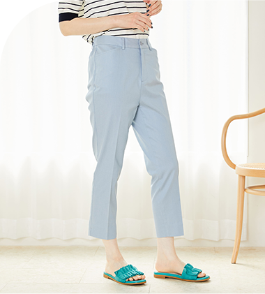 【冷感】オックスパンツ（サックス）を着用した女性の写真1