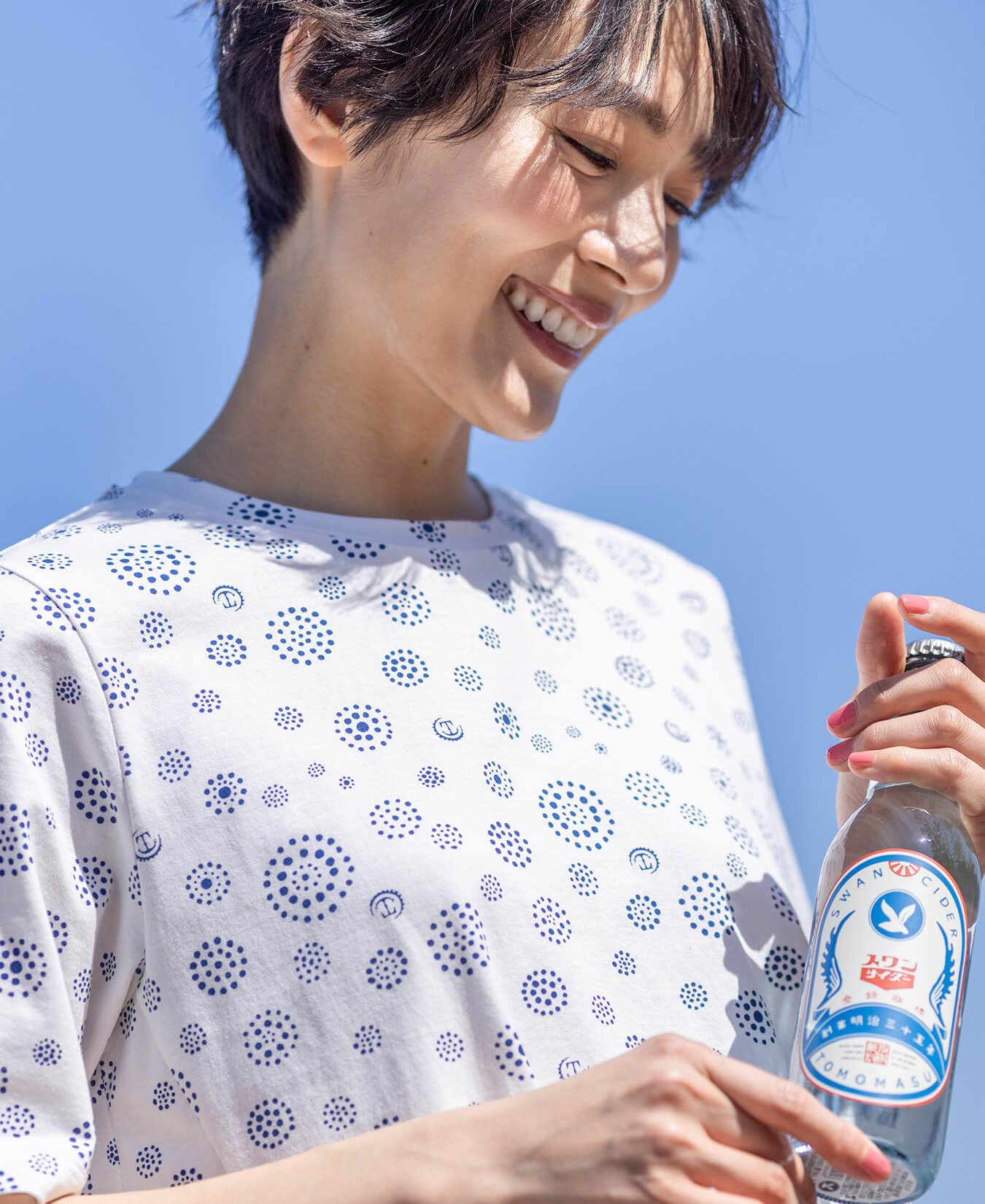 【ひやさら】【UVカット】【友桝飲料コラボ】ドットロゴプリントTシャツを着用したモデル画像