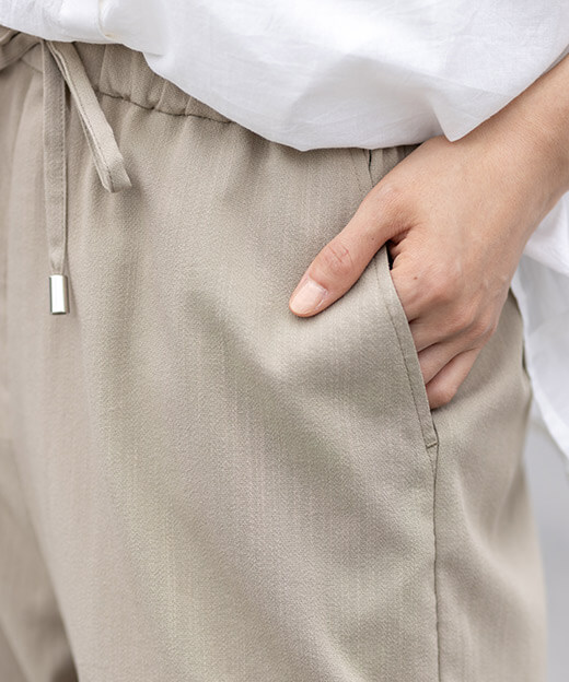 【冷感】ウエストドロストパンツ,インド綿レースブラウス,【はっ水】ミニショルダーバッグを着用したモデル画像04