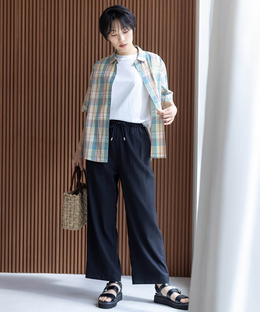 【冷感】ウエストドロストパンツ,【ひやさら】【UVカット】モックネックTシャツ,オーガニックコットンチュニックブラウスを着用したモデル画像03