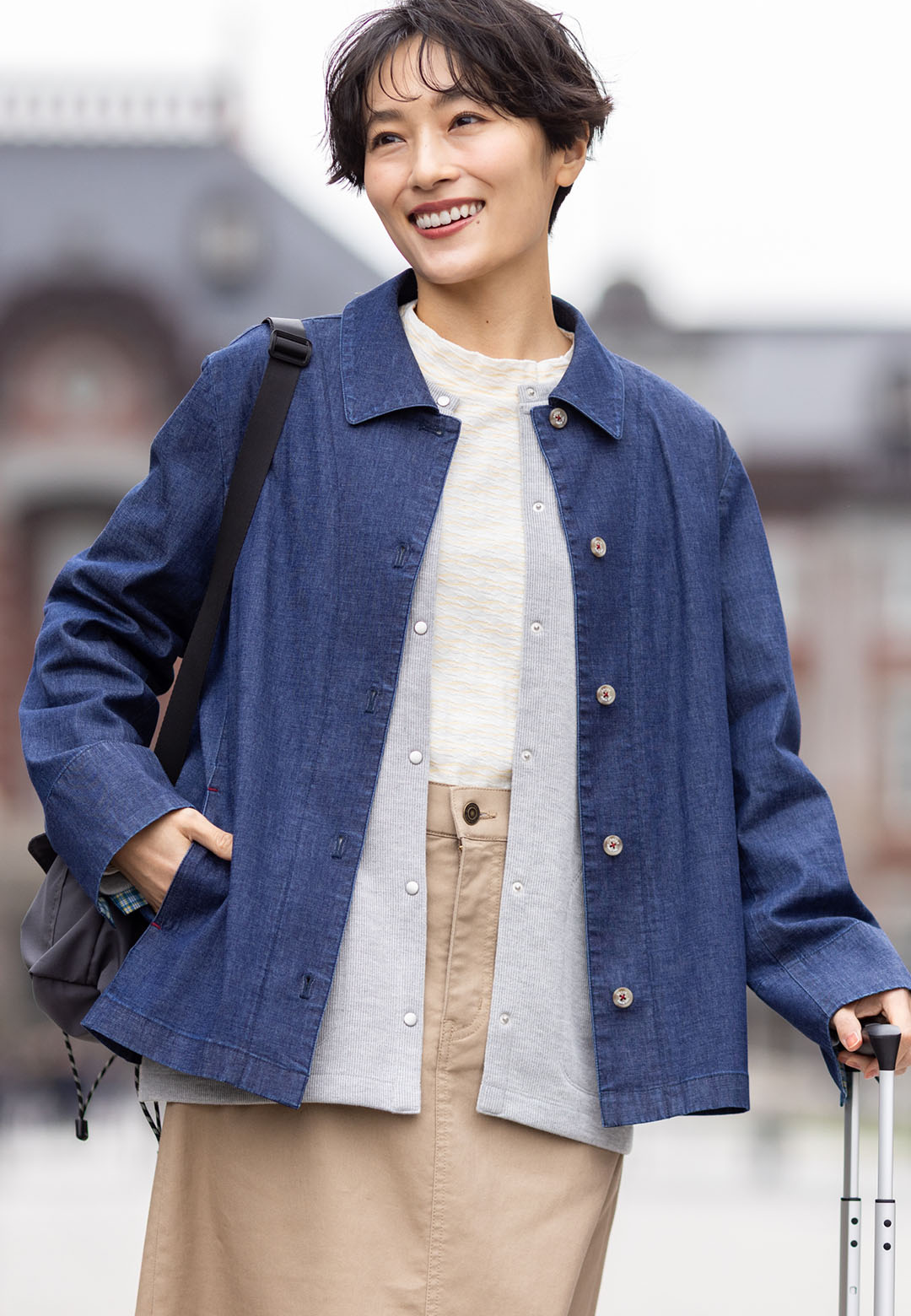 デニムジャケットを着用した女性1