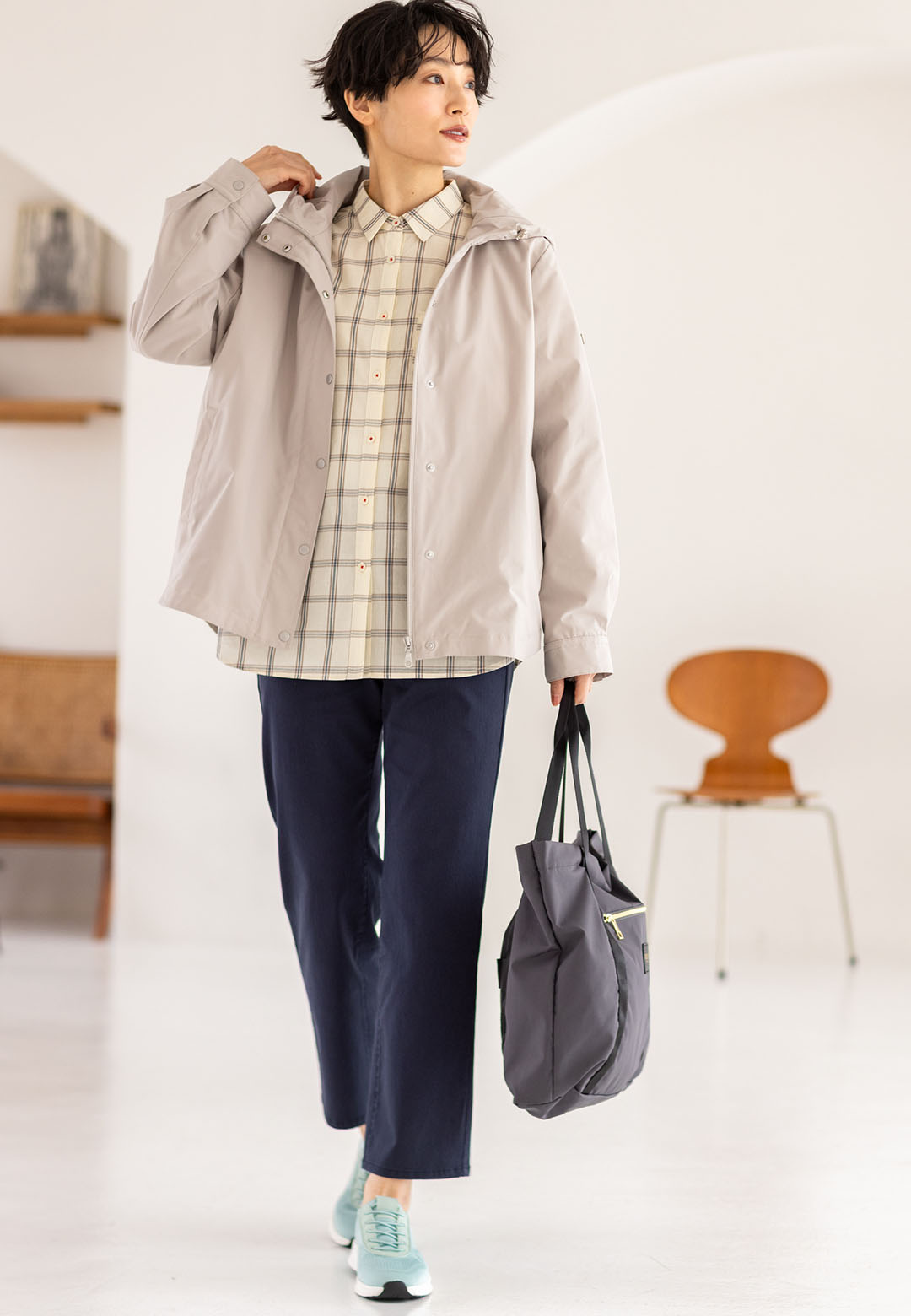 マウンテンパーカーを着用した女性1