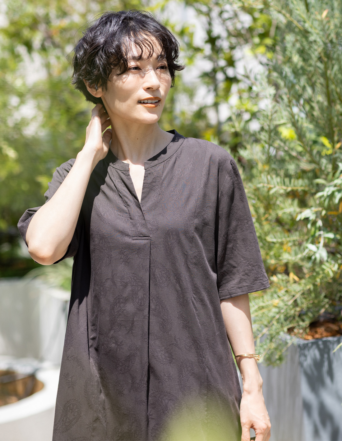 ブラウンのキーネックジャガードワンピースを着用した女性--2