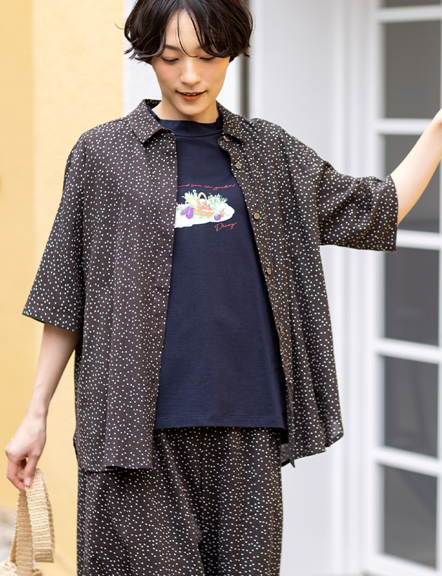 STYLE3 【高島ちぢみ】ドットプリントブラウス&【ひやさらコットン】モックネックベジタブルプリント5分袖Tシャツ&【高島ちぢみ】ドットプリントパンツを着用した女性 02
