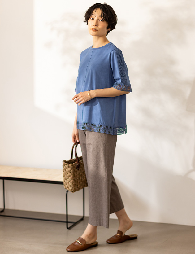 STYLE4 【ひやさらコットン】レースドッキングTシャツ&ストレッチワイドパンツを着用した女性 02