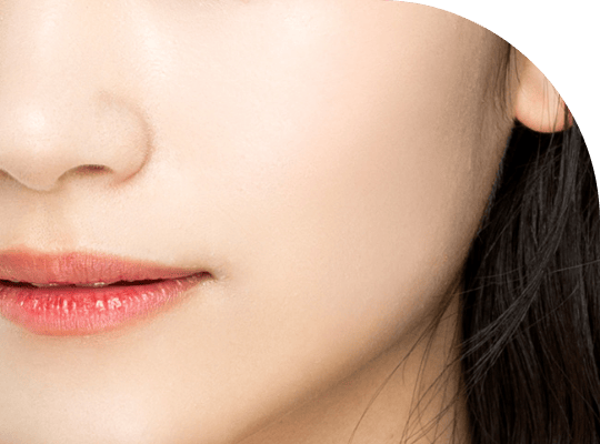 女性の顔のアップ写真１