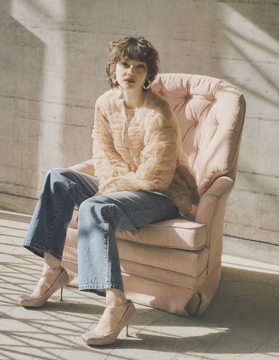 ピンクベージュのシャーリングシアーMA-1とインディゴのアウトポケットレイヤードデニムを着用した女性の画像--2