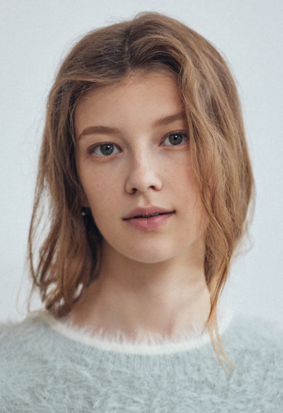 ミントのモヘアカーディガンを着てニットを抱えるモデル（ニットコレクション）