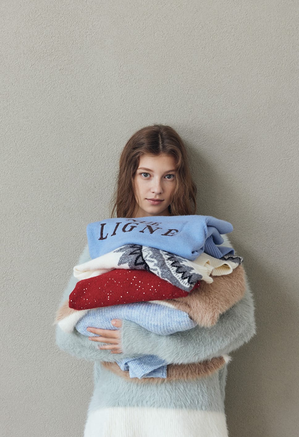 グレーモヘアニットの正面カット（顔アップ）