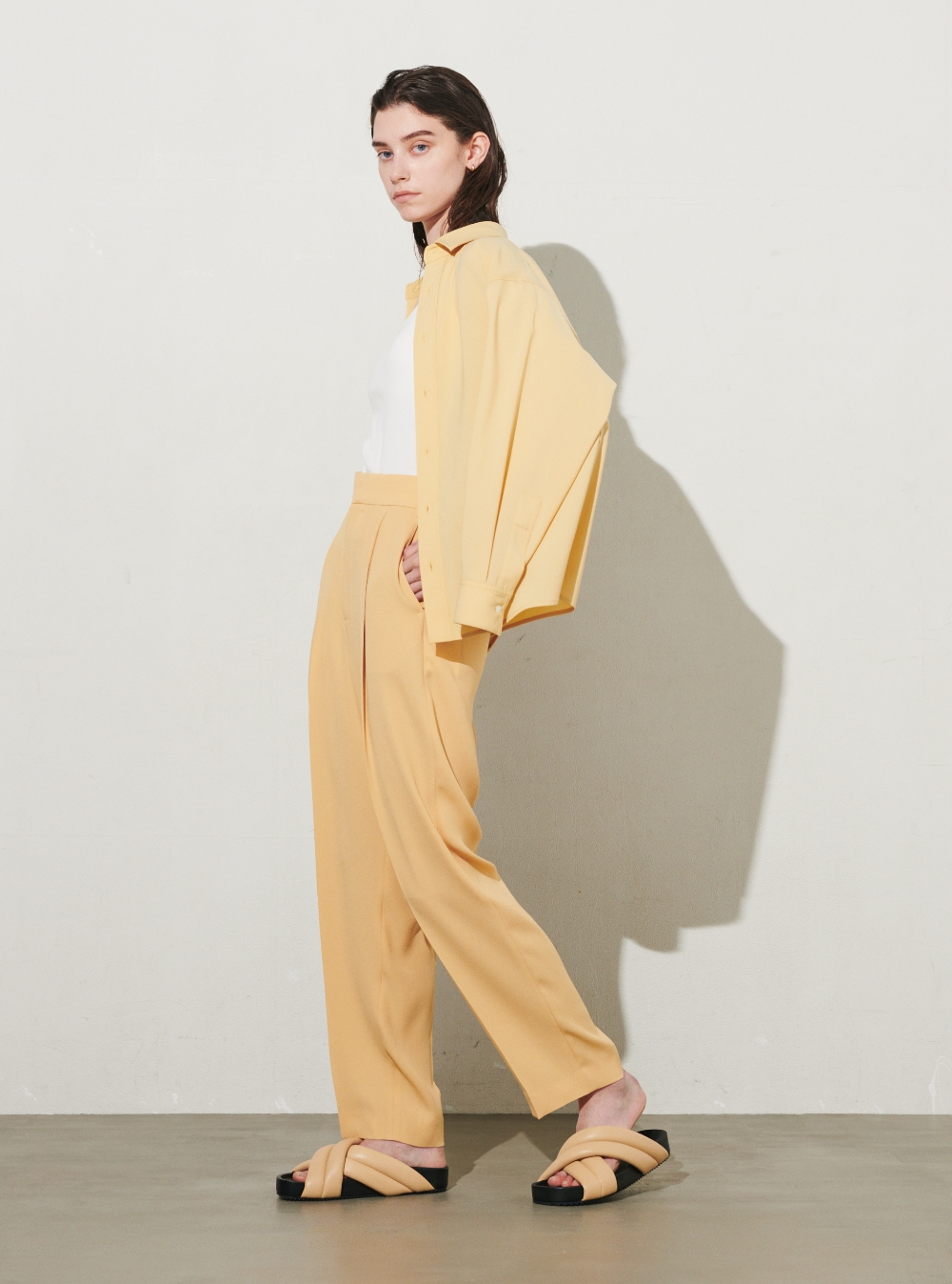 ストレートパンツイエローとシャツのセットアップの画像