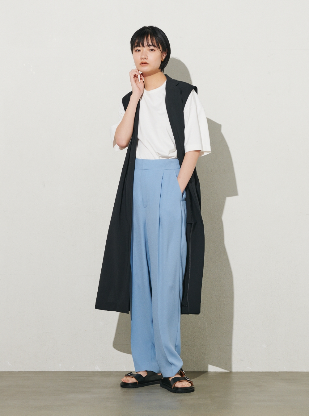 ストレートパンツブルーとtシャツとジレのコーデの画像