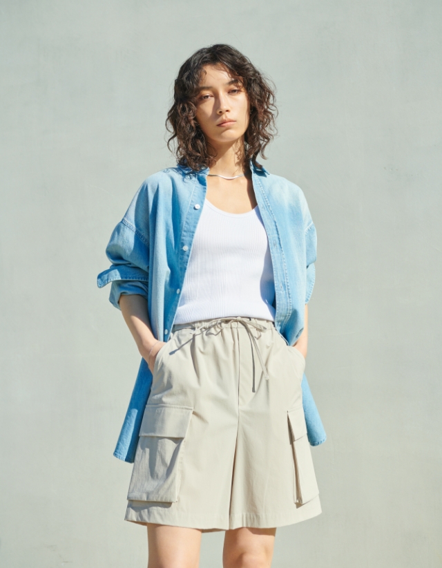 デニムロングシャツ、フロントパッドランダムテレコタンクトップ、ストレッチタフタショートパンツを着用している女性の写真_1
