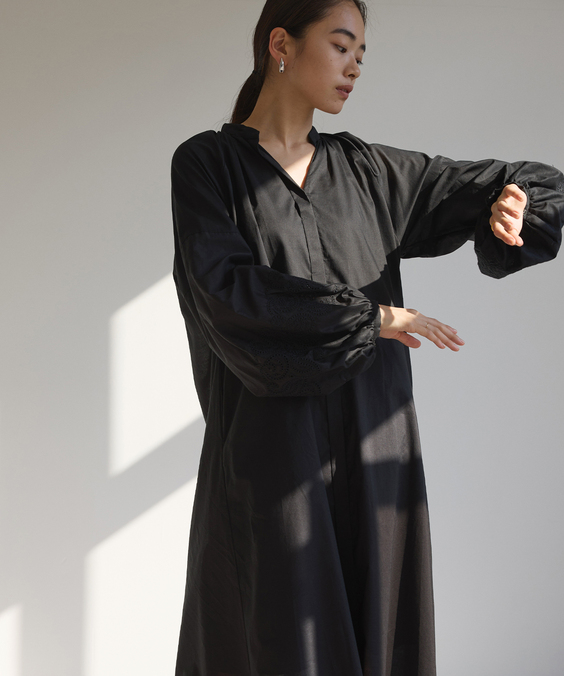 カットワーク刺繡ワンピースのブラックを着用している女性の写真