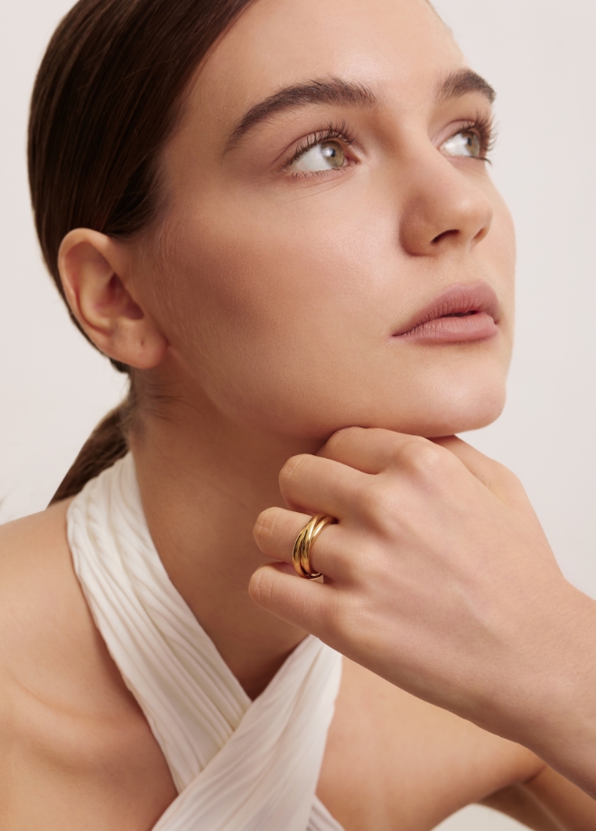 Roll on ring ゴールドを着用している女性モデルの画像