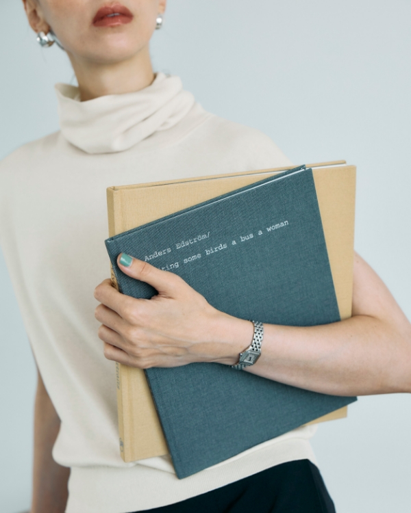 ホワイトのシルクコットンオフタートルニット・ブラックの<FITTING CAMPAIGN対象商品>ウォッシャブルマチフレアスカート【CLEAN MOTION】・シルバーのボールピアスを着用した女性の画像--1