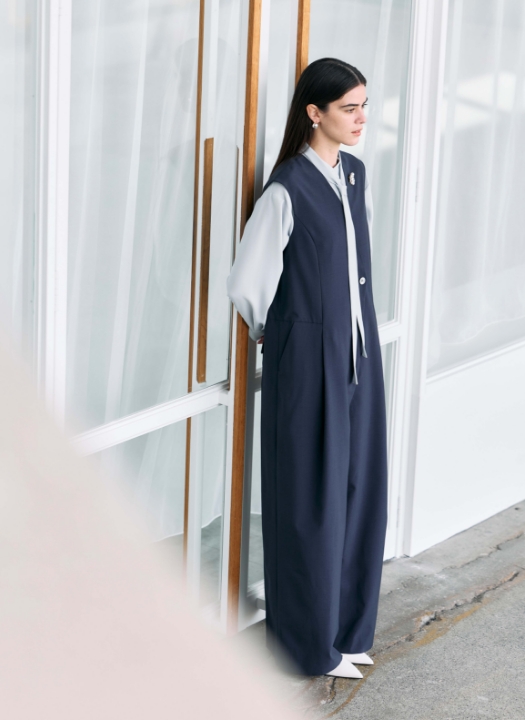 謝恩会・お食事会 Blouse＆All-in-oneを着用した女性	01