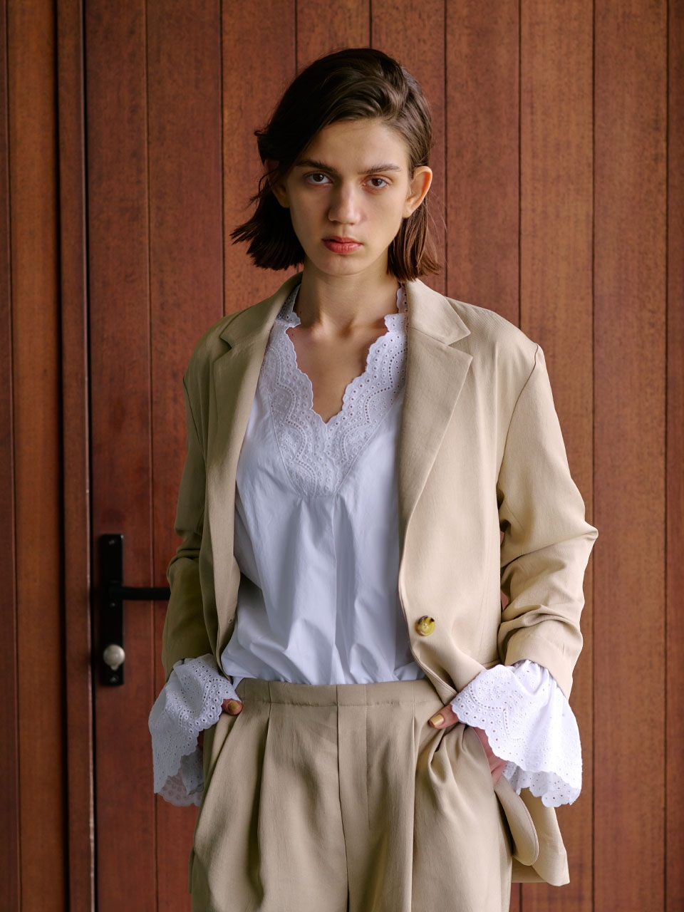 Blouse, Jacket, Pantsの商品を着用した女性