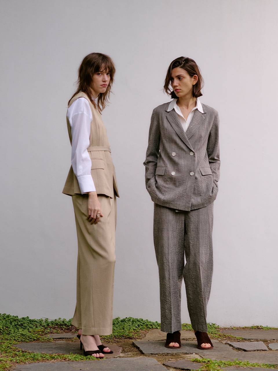 Gilet, Blouse, Pantsの商品を着用した女性(左)とJacket, Knit, Pantsの商品を着用した女性(右)