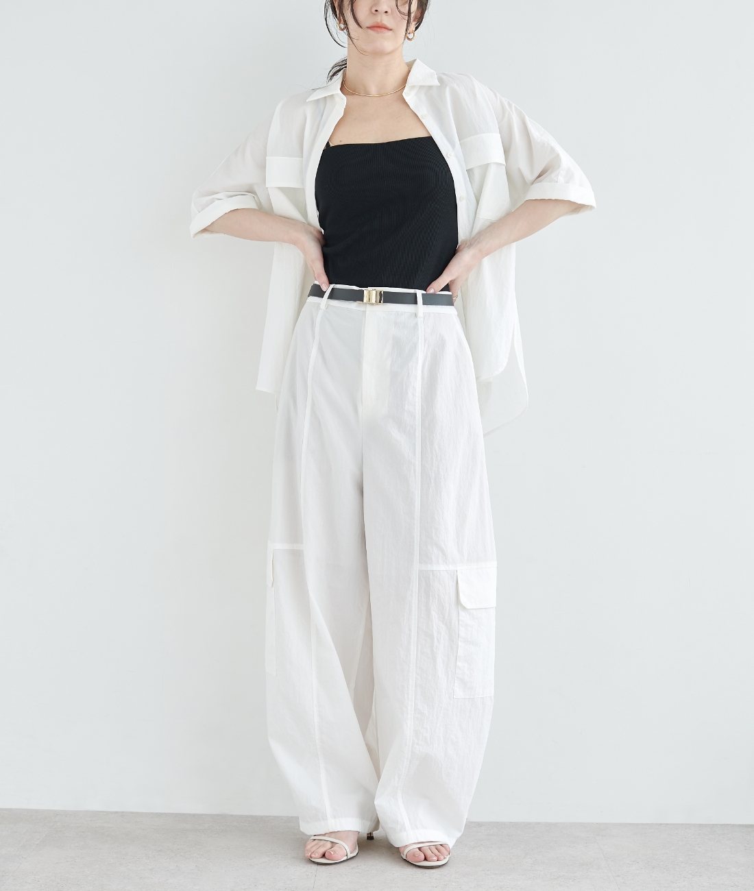ナイロンタスランボリュームカーゴパンツ【AIRY MOTION】を着用した女性（正面）