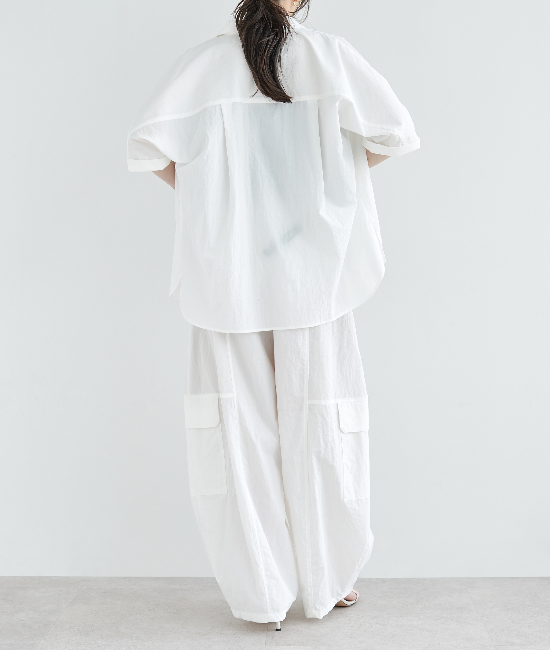 ナイロンタスランボリュームカーゴパンツ【AIRY MOTION】を着用した女性（後ろ）