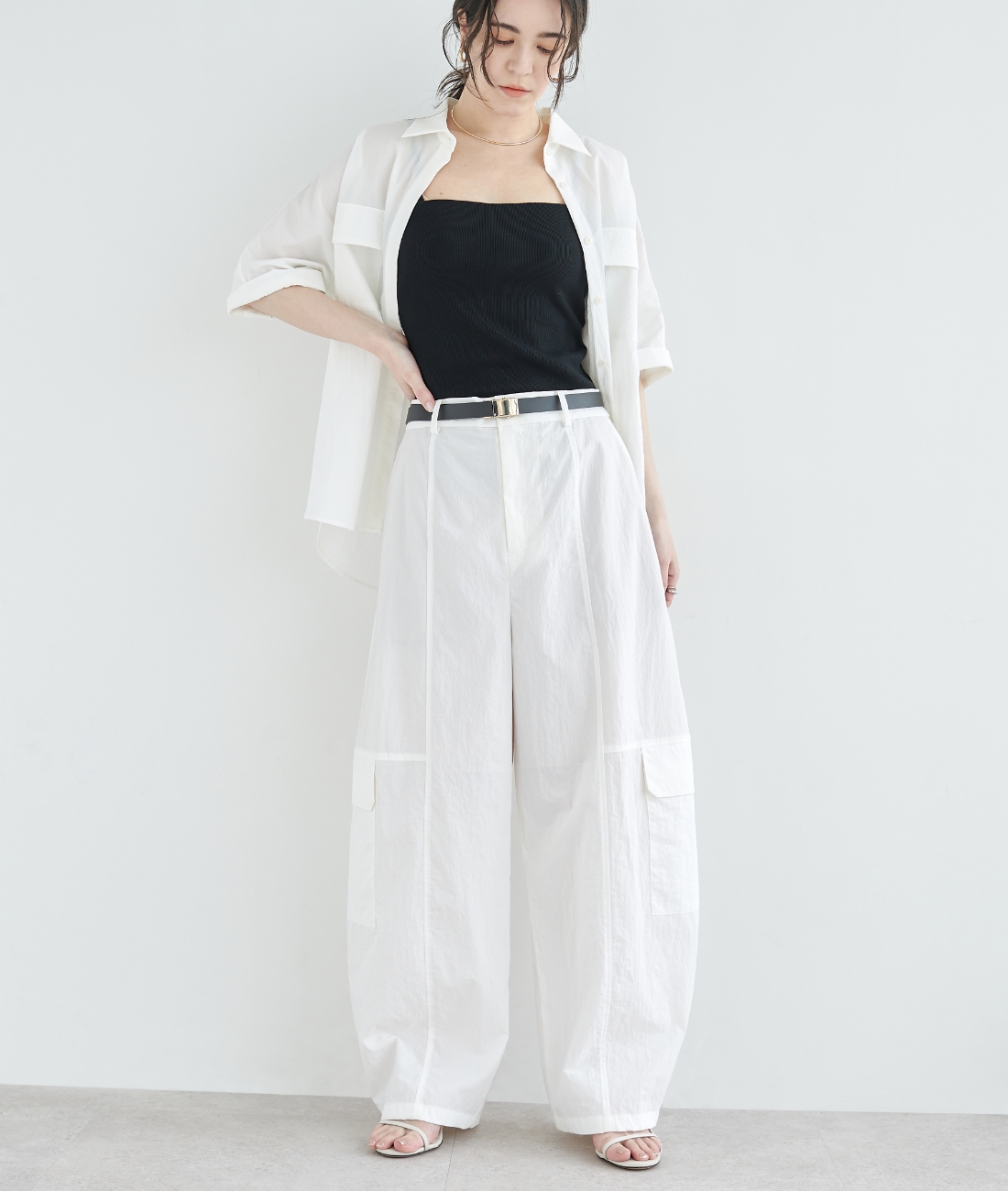 ナイロンタスランボリュームカーゴパンツ【AIRY MOTION】を着用した女性1