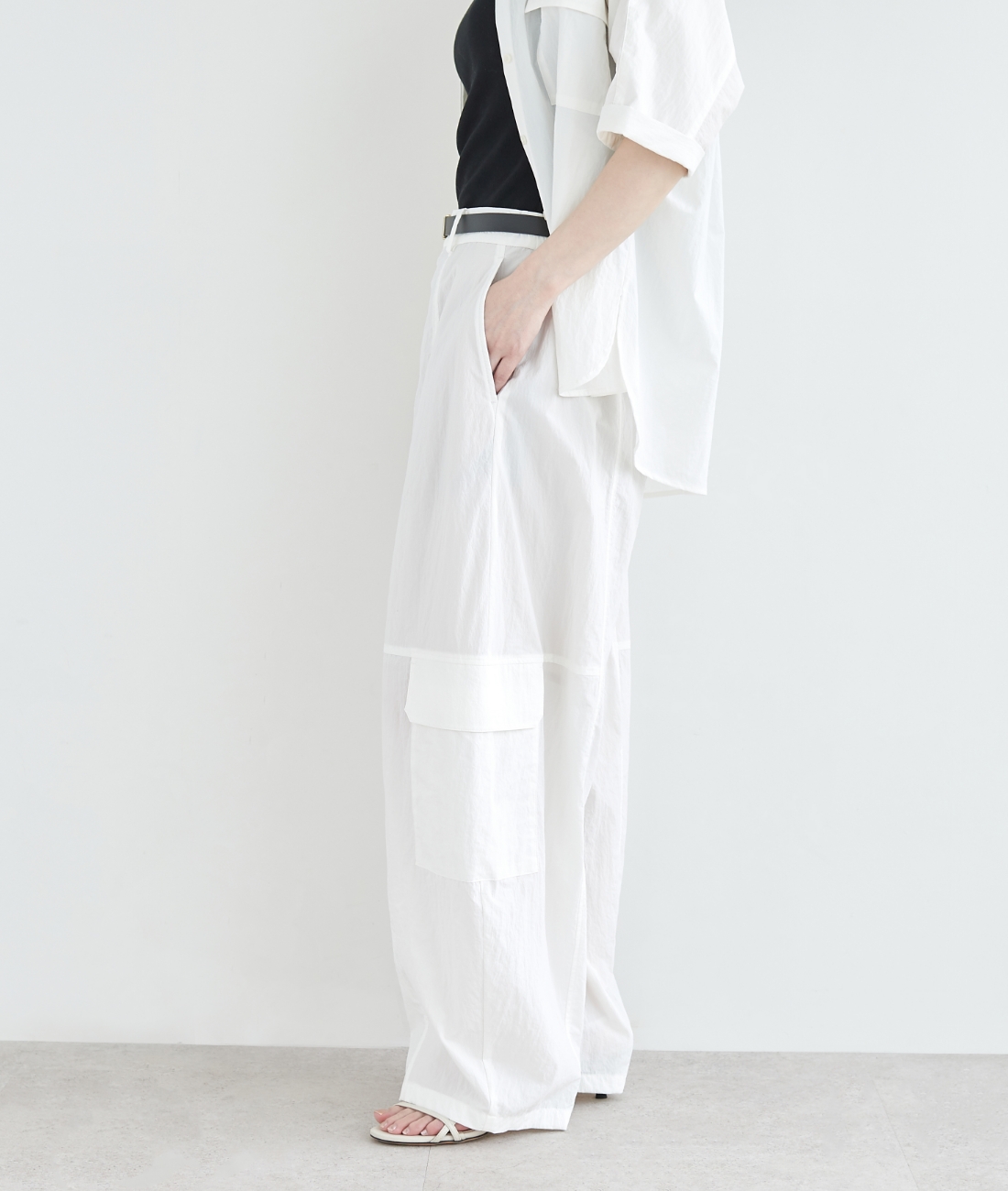 ナイロンタスランボリュームカーゴパンツ【AIRY MOTION】を着用した女性2