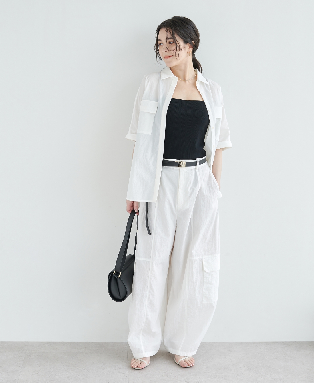 白色のナイロンタスランボリュームカーゴパンツ【AIRY MOTION】・シャツを着用した女性１