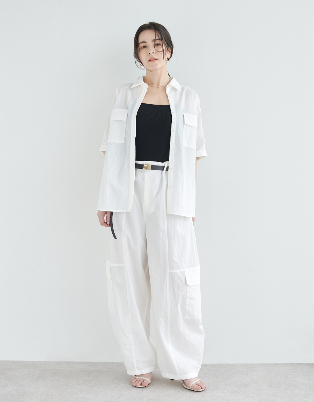 FIT GUIDE 美しく、快適。進化した、ボリュームカーゴパンツのメインスタイリング01
