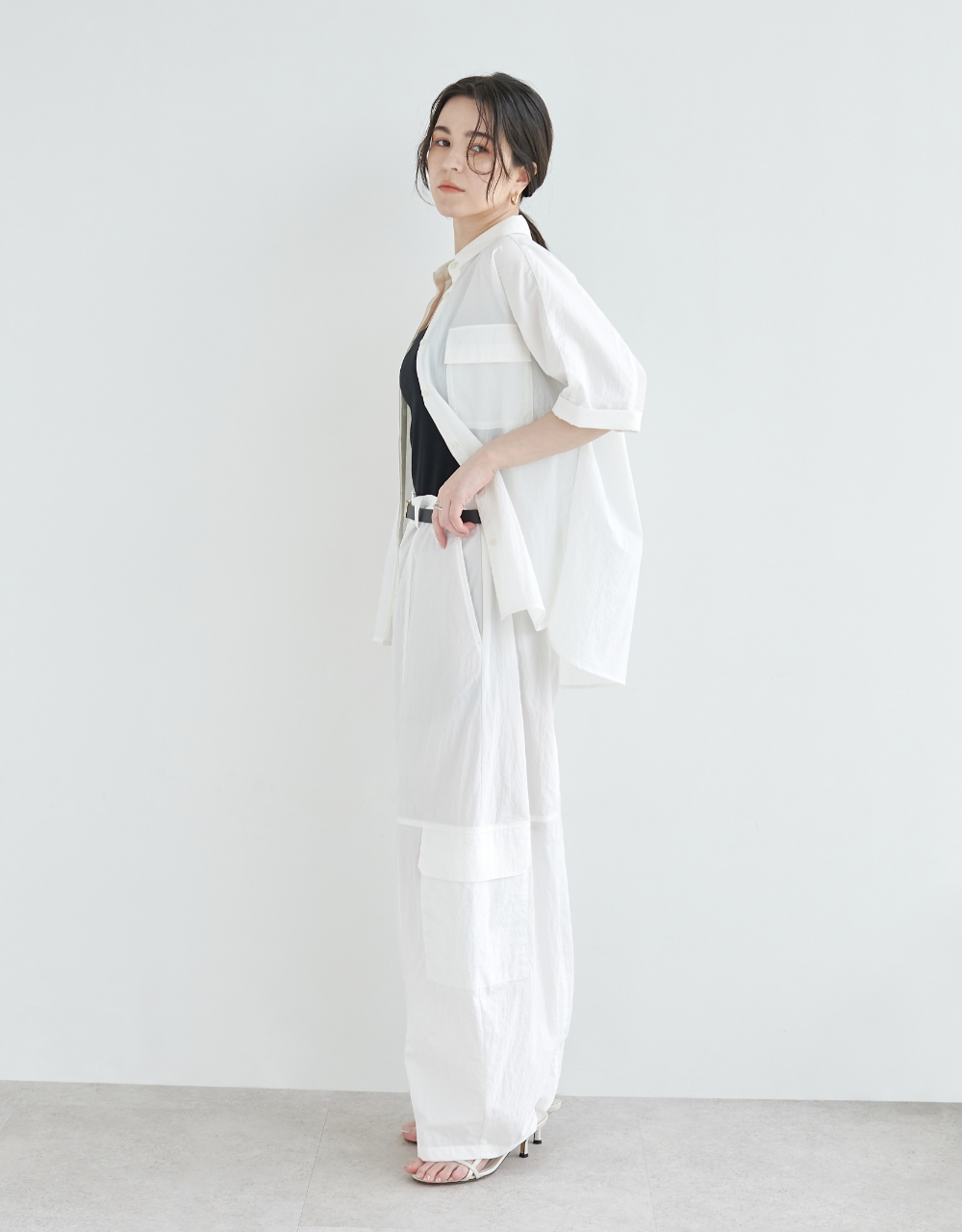 FIT GUIDE 美しく、快適。進化した、ボリュームカーゴパンツのメインスタイリング02