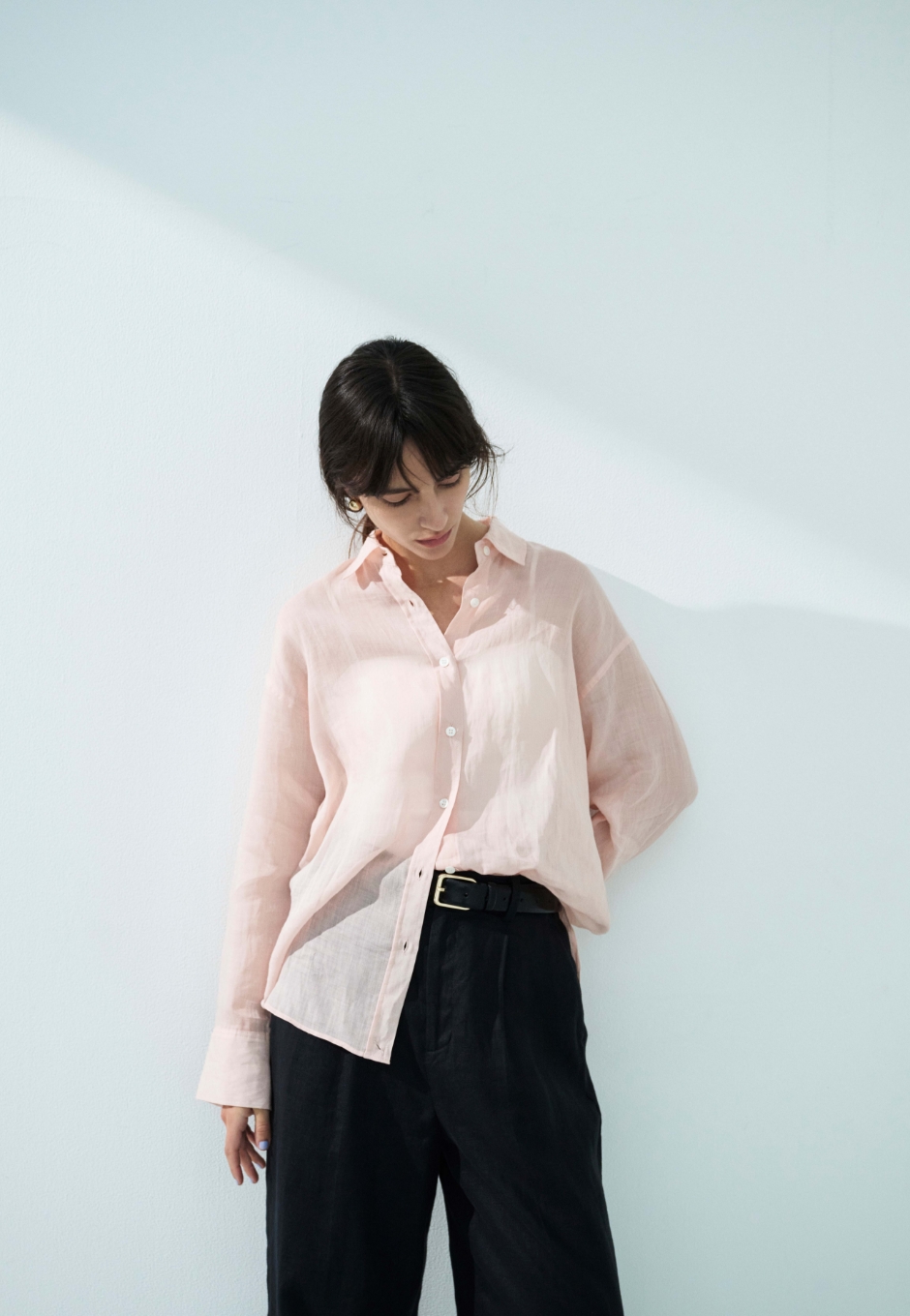 ピンクのシアーシャツ・ブラックの【フレンチリネン】ストレートパンツを着用した女性--2